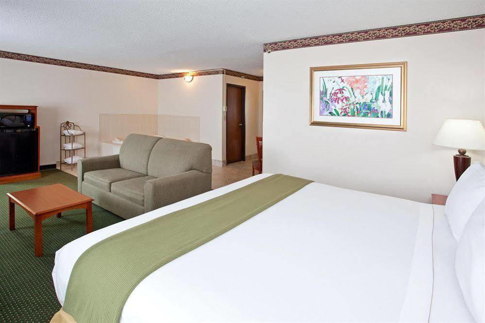 Holiday Inn Express & Suites Johnstown By Ihg Extérieur photo